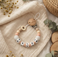 Chupetero Personalizado Floral de Crochet | Chupetero con Nombre para Bebé