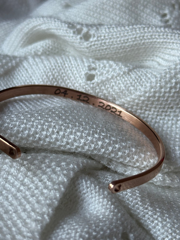 Brazalete oro rosa 4mm con grabado láser.