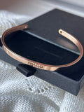 Brazalete oro rosa 4mm con grabado láser.